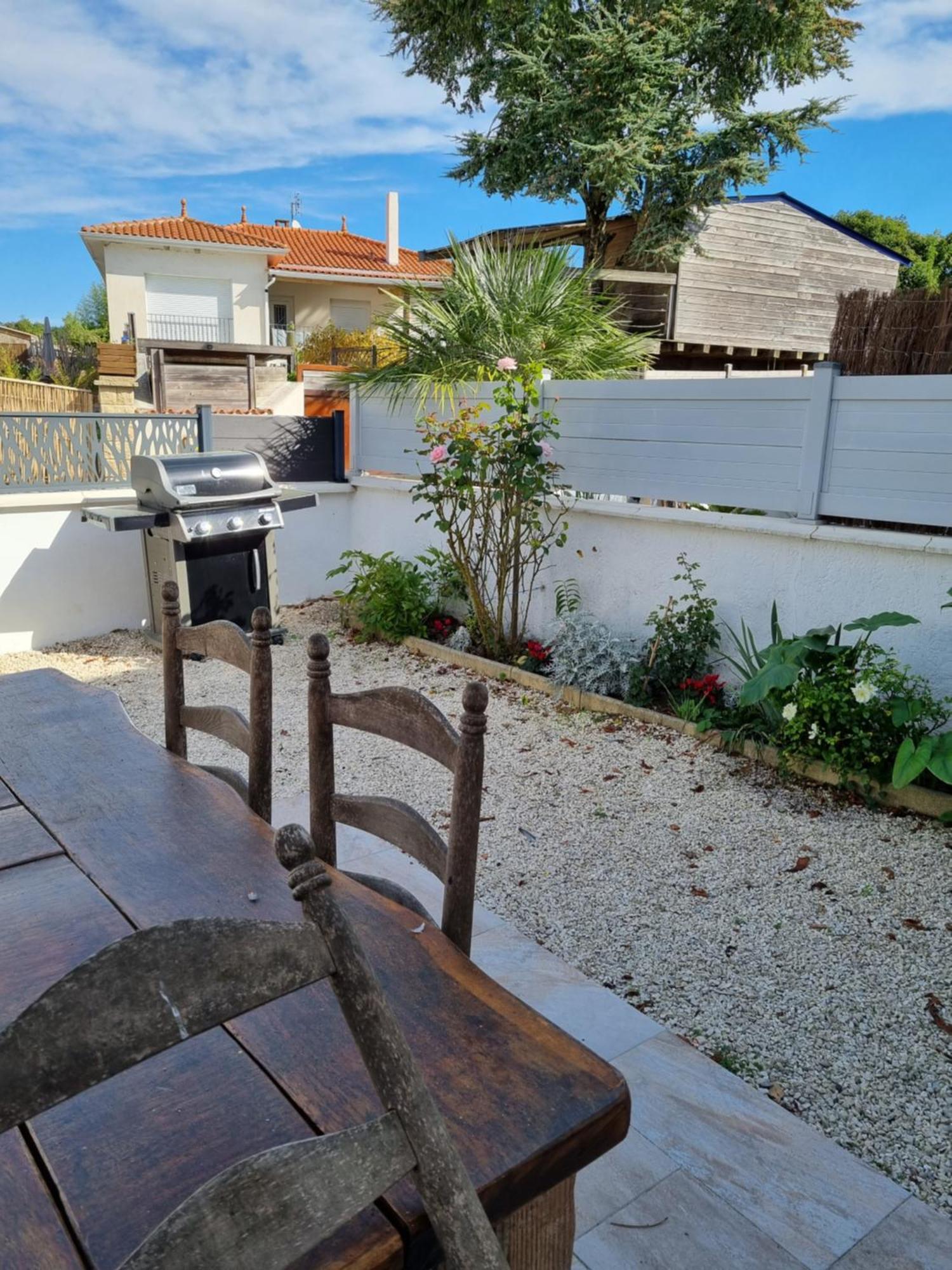 Gite Chez Gladys Chenac Saint Seurin d'Uzet Exterior foto